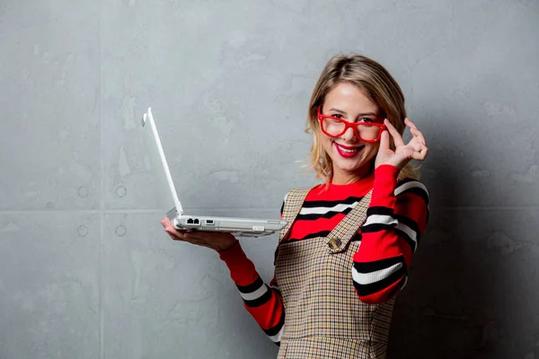 Retrato Una Joven Rubia Con Estilo Suéter Rayas Rojas Con —  Fotos de Stock