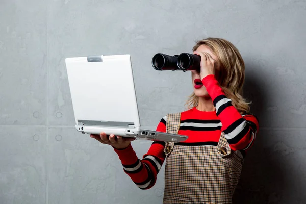 Young Girl Laptop Computer Binoculars Grey Background — Stock Photo, Image