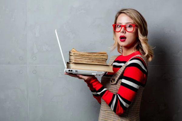 Jong Meisje Met Laptop Boeken Grijze Achtergrond Boeken Kunnen Worden — Stockfoto