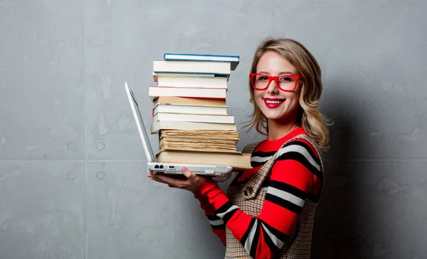 Fiatal Lány Laptop Számítógép Könyveket Szürke Háttér Könyv Megvásárolható Keresztül — Stock Fotó