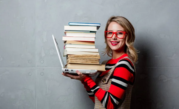 Giovane Ragazza Con Computer Portatile Libri Sfondo Grigio Libri Possono — Foto Stock