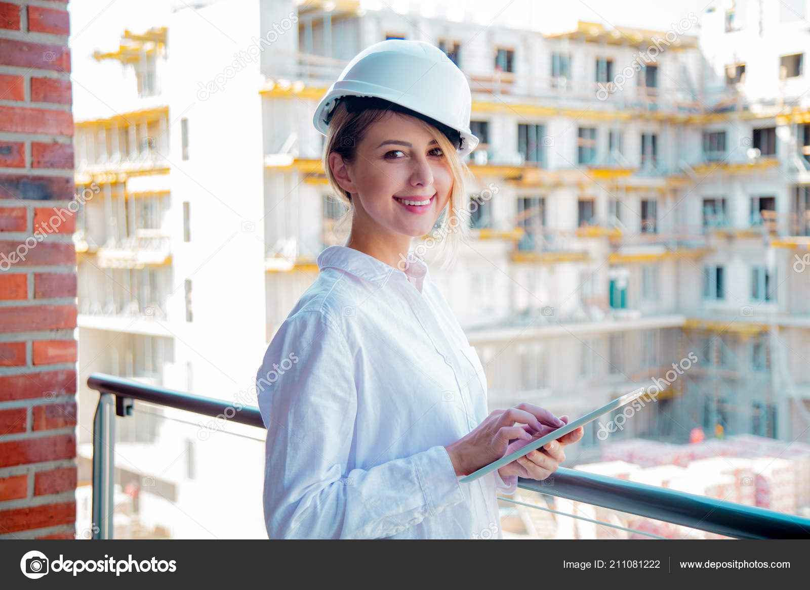 Junge Ingenieurin Mit Helm Und Tablet Auf Baustelle Stockfotografie Lizenzfreie Fotos C Massonforstock Depositphotos