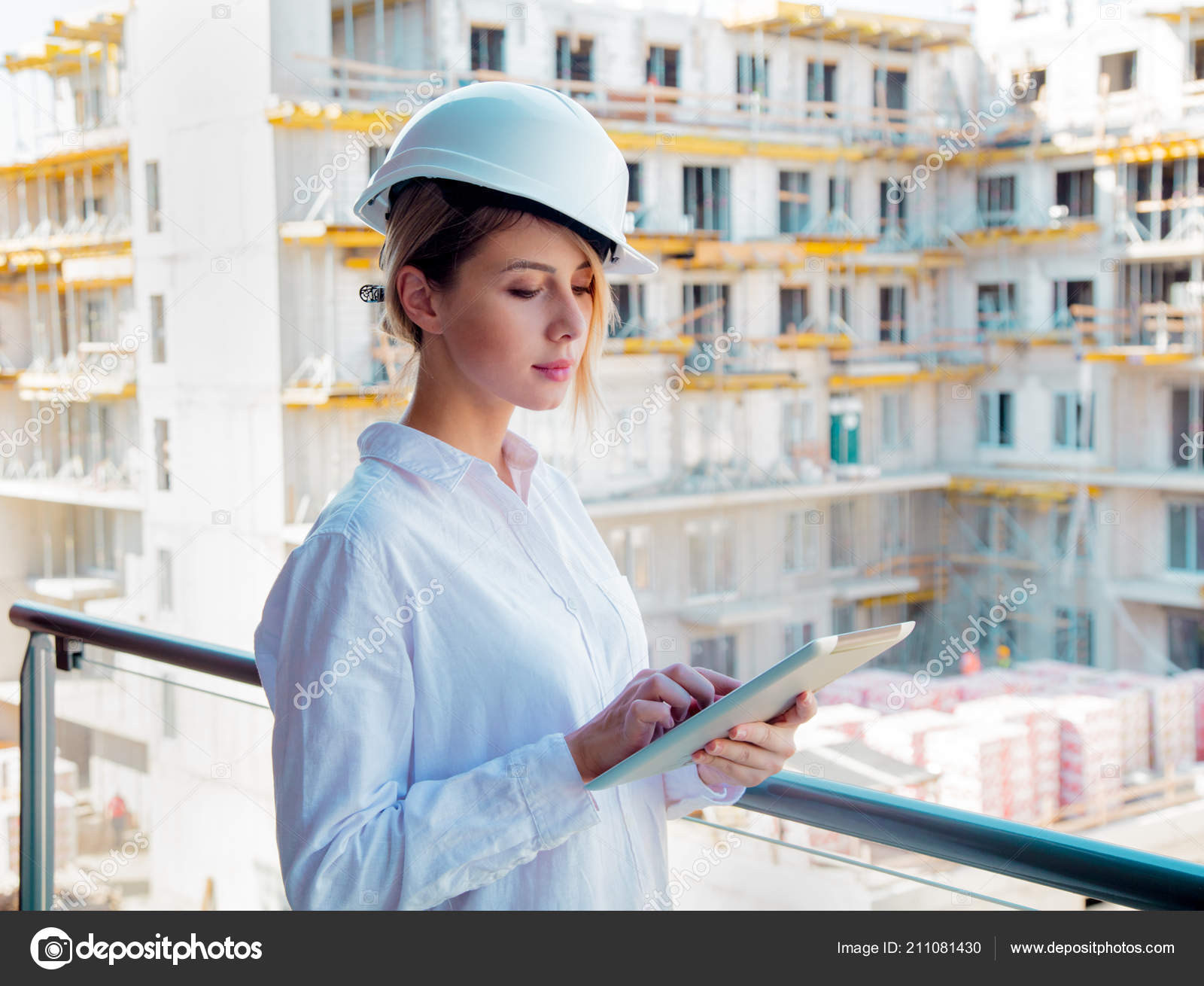 Junge Ingenieurin Mit Helm Und Tablet Auf Baustelle Stockfoto C Massonforstock