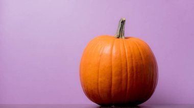 Bir portakal mor arka plan ile tabloda kabak