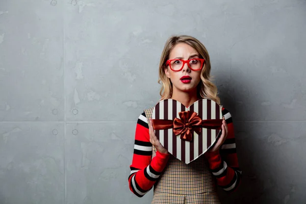 Chica Joven Con Forma Corazón Caja Regalo Sobre Fondo Gris — Foto de Stock