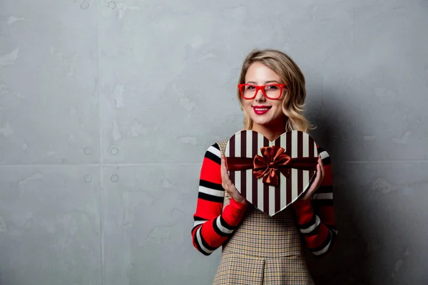 Menina Com Forma Coração Caixa Presente Fundo Cinza — Fotografia de Stock