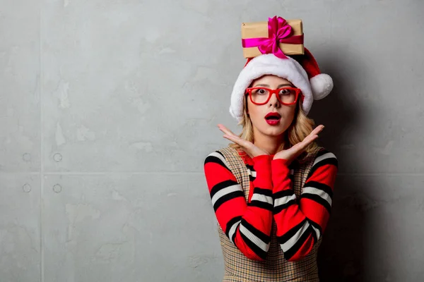 Young Girl Christmas Gift Box Hat Grey Background — Stock Photo, Image