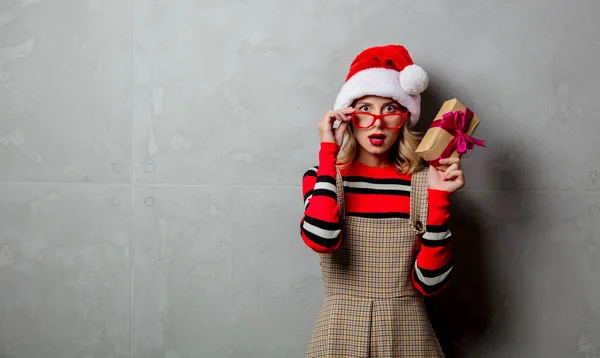 Chica Joven Con Caja Regalo Navidad Sombrero Sobre Fondo Gris — Foto de Stock