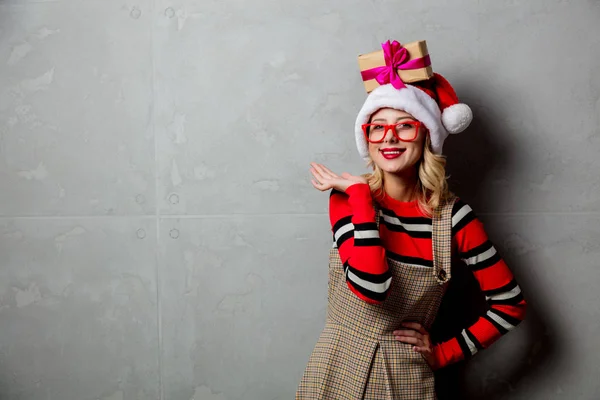 Junges Mädchen Mit Weihnachtsgeschenkschachtel Und Hut Auf Grauem Hintergrund — Stockfoto
