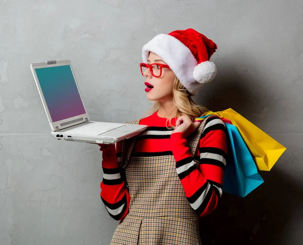 Chica Joven Con Ordenador Portátil Sombrero Navidad Sobre Fondo Gris — Foto de Stock