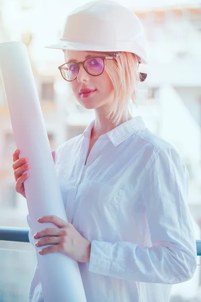 Jovem Engenheira Mulher Com Capacete Plano Canteiro Obras — Fotografia de Stock