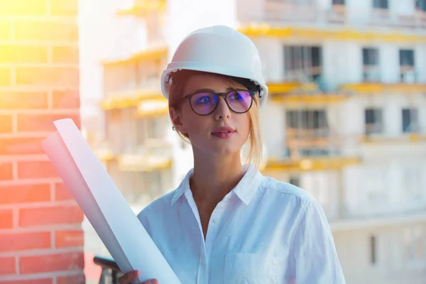 Jovem Engenheira Mulher Com Capacete Plano Canteiro Obras — Fotografia de Stock