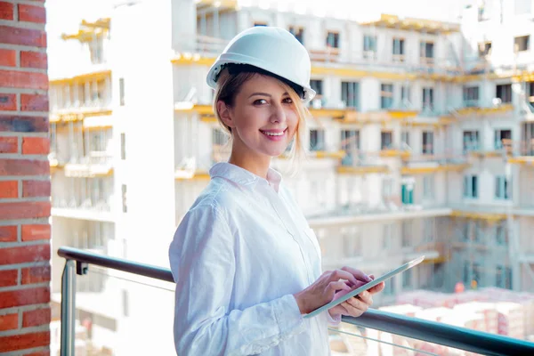 Jovem Engenheira Mulher Com Capacete Tablet Canteiro Obras — Fotografia de Stock