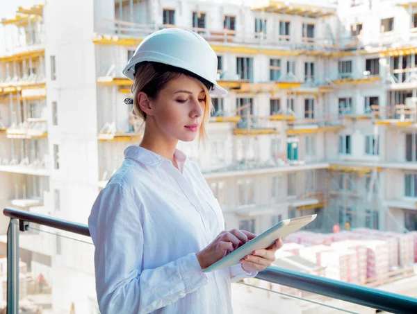 Jovem Engenheira Mulher Com Capacete Tablet Canteiro Obras — Fotografia de Stock