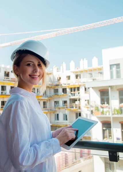 Jovem Engenheira Mulher Com Capacete Tablet Canteiro Obras — Fotografia de Stock