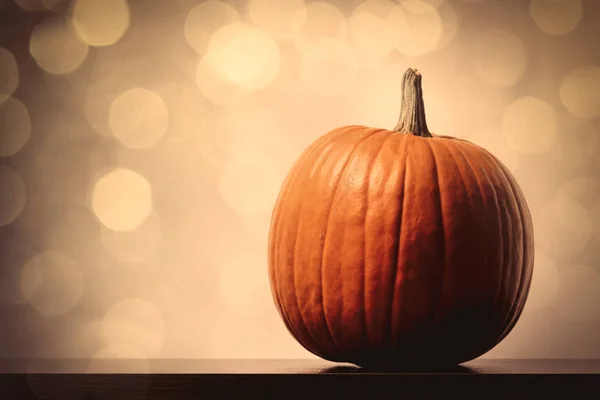 Ett Orange Pumpa Bakgrunden Med Bokeh Lampor Helloween Tema — Stockfoto