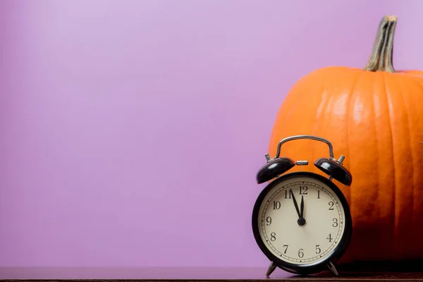 Una Calabaza Naranja Reloj Despertador Vintage Sobre Fondo Púrpura —  Fotos de Stock