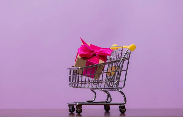 Une Boîte Cadeau Intérieur Panier Supermarché Sur Fond Violet — Photo