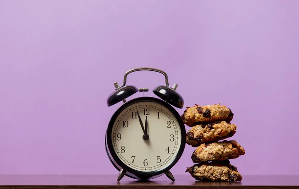 Christmas Oat Cookie Vintage Alarm Clock Purple Background — Stock Photo, Image