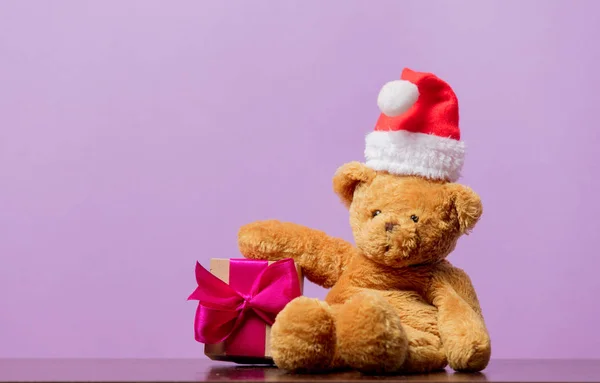 Винтажный Плюшевый Мишка Рождественской Шляпе Подарочной Коробке Фиолетовом Фоне — стоковое фото