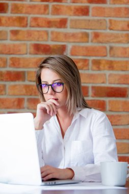 işkadını dizüstü bilgisayar fincan kahve ile