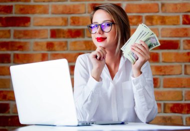 işkadını dizüstü bilgisayar ve para ile