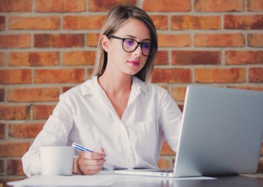 işkadını dizüstü bilgisayar fincan kahve ile