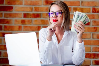 işkadını dizüstü bilgisayar ve para ile