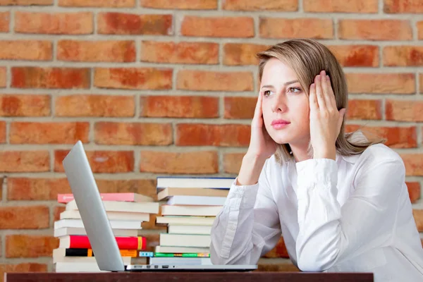 Donna d'affari con emicrania sul posto di lavoro — Foto Stock