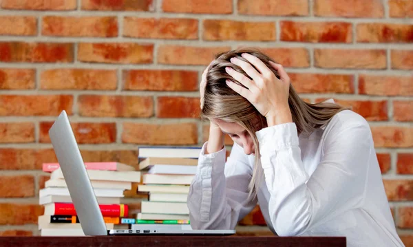 Zakenvrouw met migraine op werkplek — Stockfoto