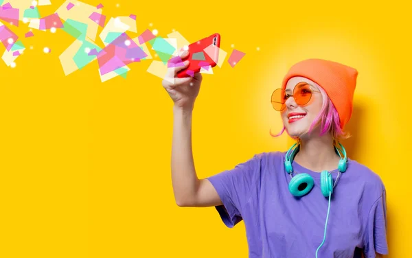 Menina com fones de ouvido e telefone celular — Fotografia de Stock