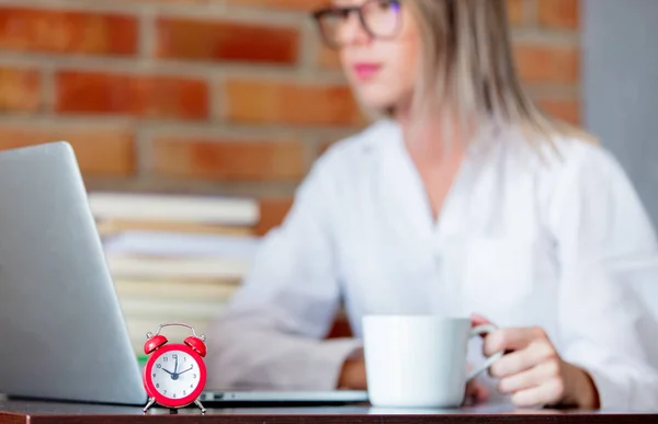 Donna sul posto di lavoro con una tazza di bevanda calda — Foto Stock