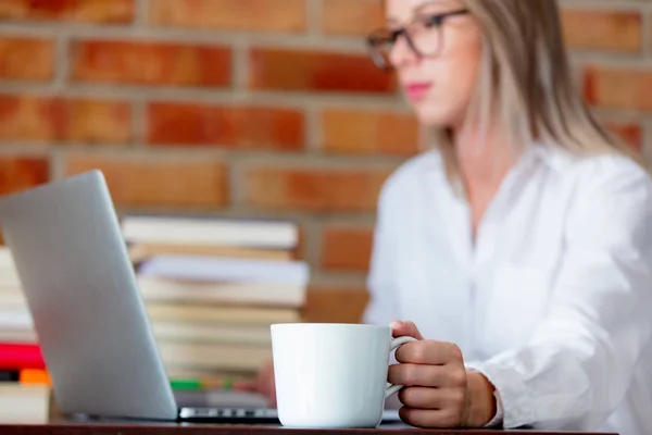 Donna sul posto di lavoro con una tazza di bevanda calda — Foto Stock