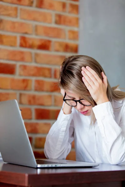 Geschäftsfrau mit Migräne am Arbeitsplatz — Stockfoto