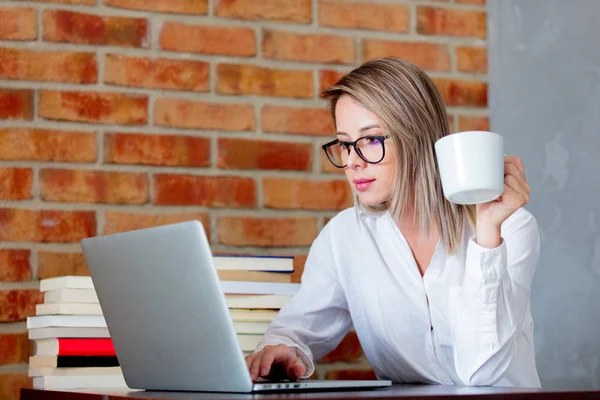 Donna sul posto di lavoro con una tazza di bevanda calda — Foto Stock