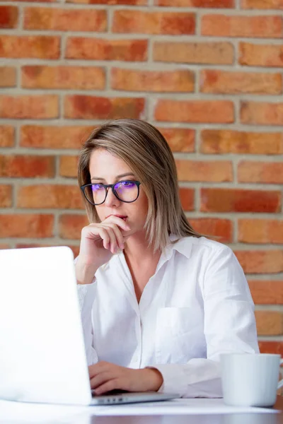 Mujer de negocios con ordenador portátil taza de café —  Fotos de Stock