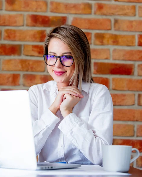 işkadını dizüstü bilgisayar fincan kahve ile