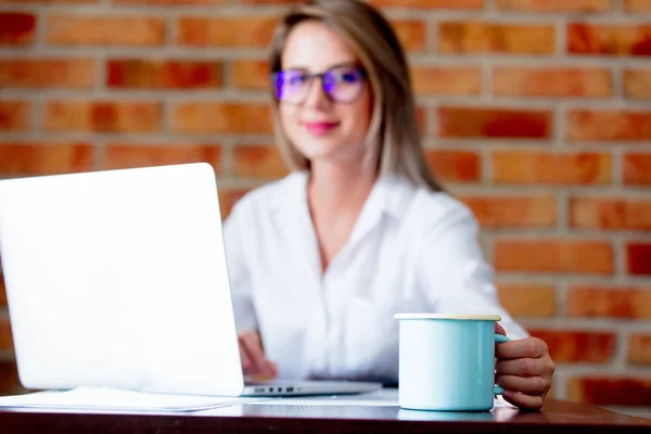 Femme d'affaires avec ordinateur portable tasse de café — Photo