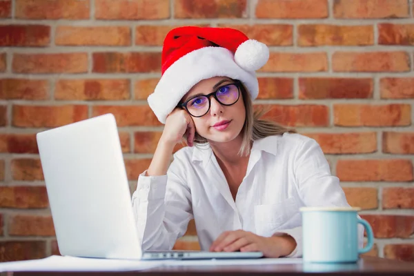 Donna in cappello di Natale e computer portatile — Foto Stock