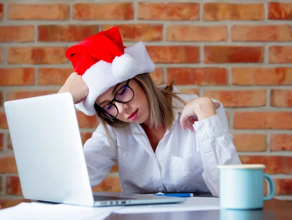 Mujer en sombrero de Navidad y ordenador portátil — Foto de Stock