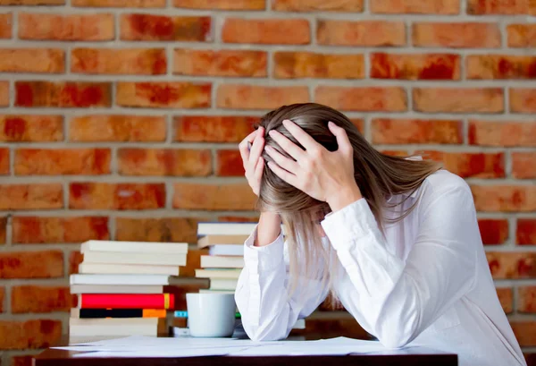 Donna d'affari con emicrania sul posto di lavoro — Foto Stock