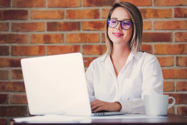 Zakenvrouw met laptop computer kop koffie — Stockfoto