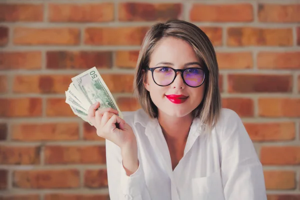 Jonge zakenvrouw met geld in de hand — Stockfoto