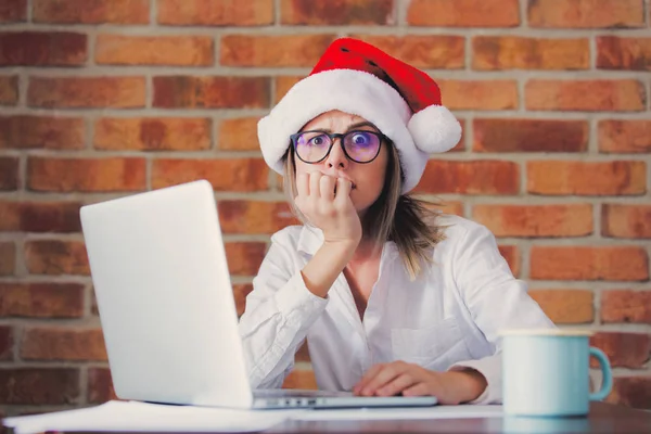 Mujer en sombrero de Navidad y ordenador portátil — Foto de Stock