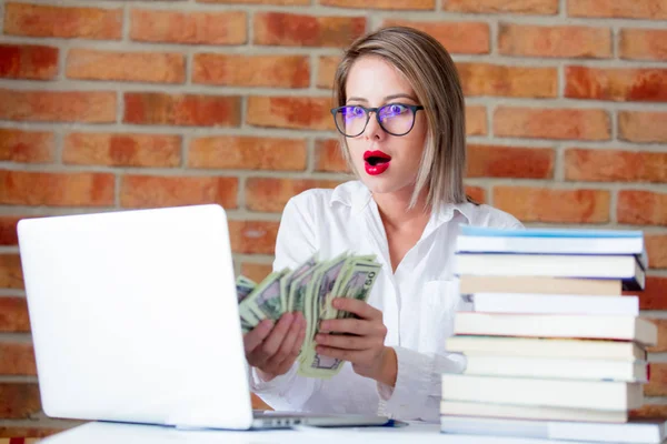 işkadını dizüstü bilgisayar ve para ile