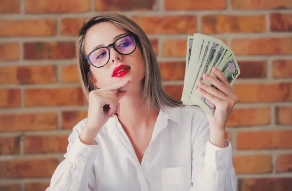 Jonge zakenvrouw met geld in de hand — Stockfoto