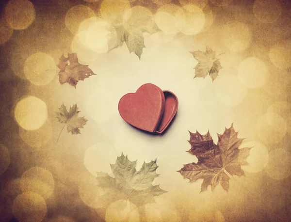 Foglie d'autunno e regalo scatola a forma di cuore — Foto Stock