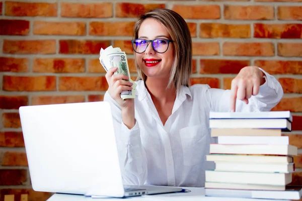 Mujer de negocios con ordenador portátil y dinero en la mano — Foto de Stock