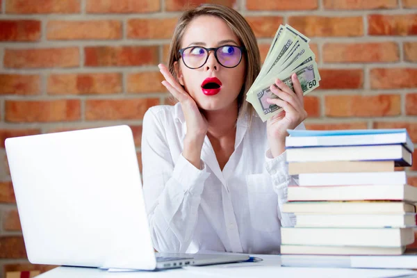 işkadını dizüstü bilgisayar ve para ile