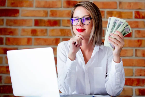 işkadını dizüstü bilgisayar ve para ile